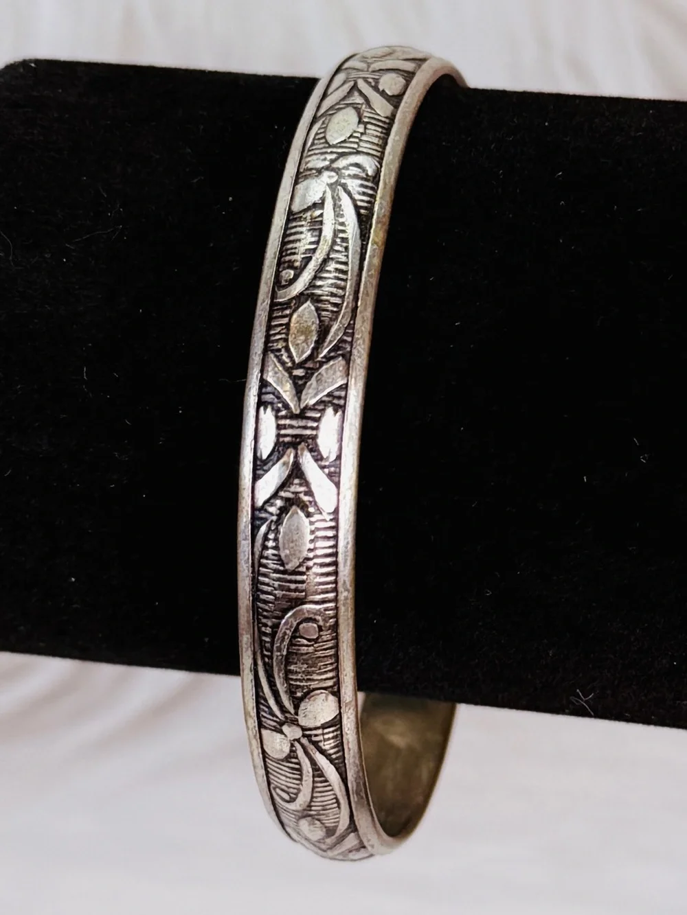 Super lightweight, aged Silvertone etched bangle costume bracelet